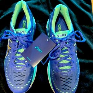ASICS athletic shoes Dynamic Duomax.  NEW with tags.  Size 9